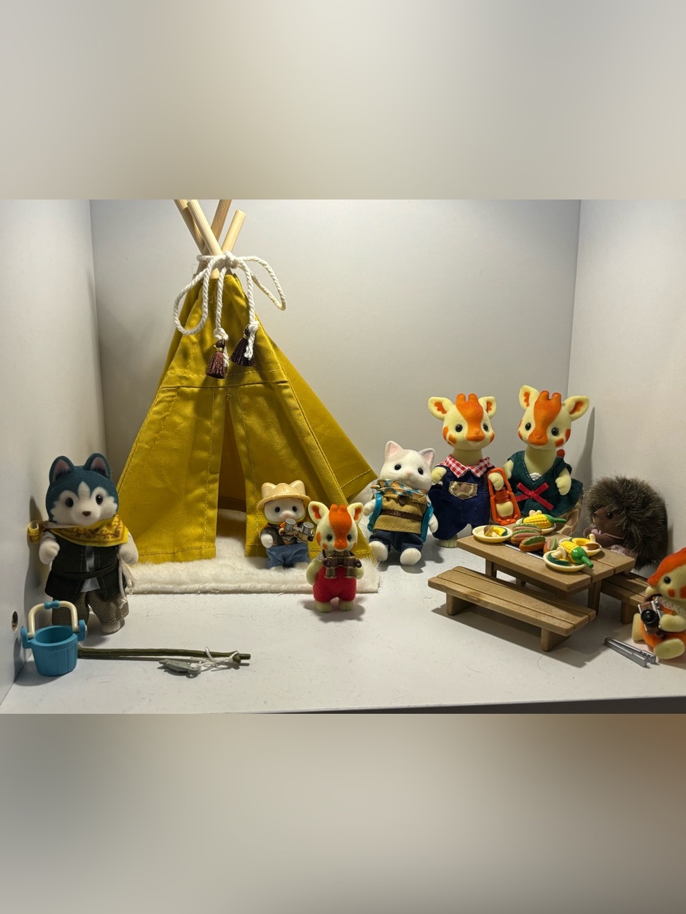 Calico Critters camping set (total of 8 critters)- Stylish Camping Playset